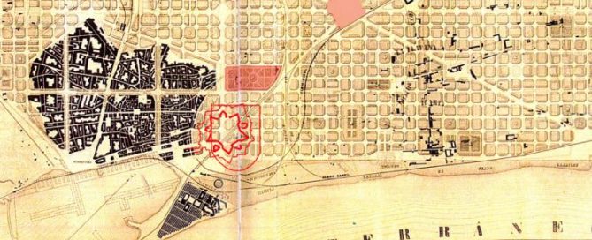 Dibujo del autor sobre el plano del Eixample de Barcelona de 1859, de Ildefonso Cerdà. La Ciutadella militar y el parque actual, en línea roja. La plaza de las Glorias inicial y el actual, maderadas.
