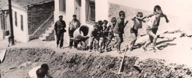 Niños ayudando en la construcción del alcantarillado de Roquetes, en 1964. Foto cortesía de @retronoubarris_bcn